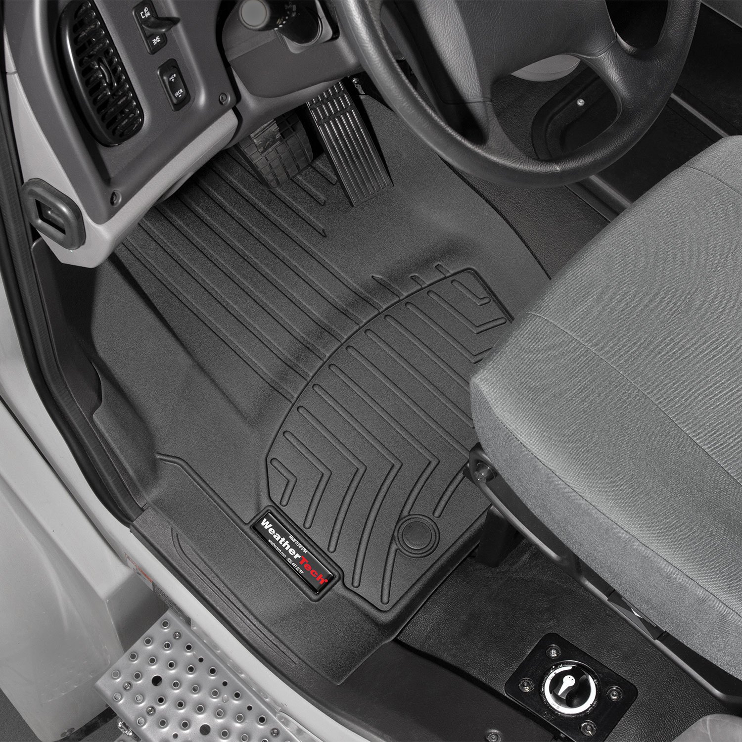 https://ic.truckid.com/weathertech/products/oncar/freightliner-m2-4416061v-21_0.jpg